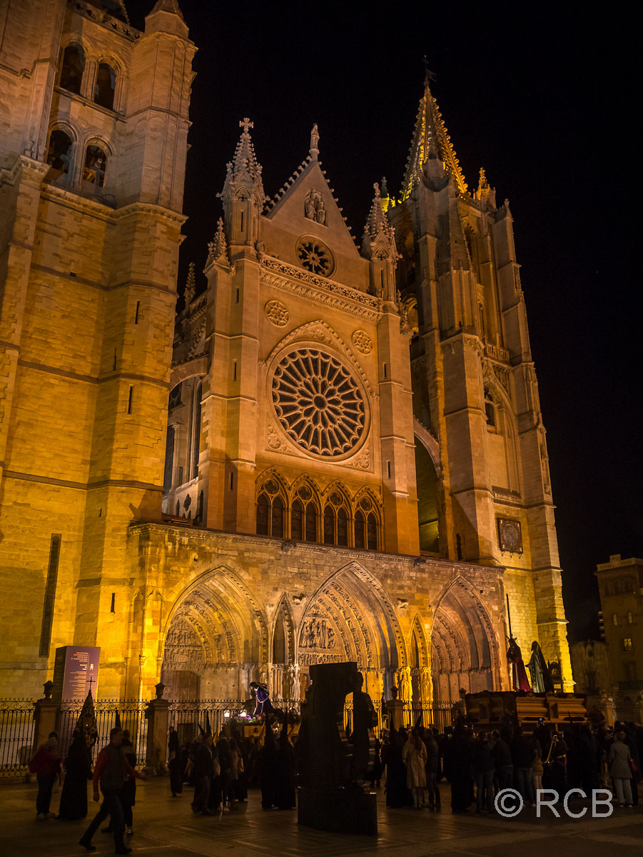 Hauptfassade der Kathedrale bei Nacht