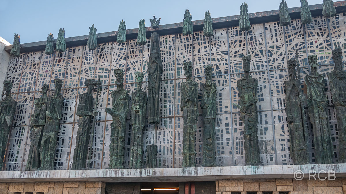 Bronzefiguren an der Westfassade der modernen Basílica de la Virgen del Camino