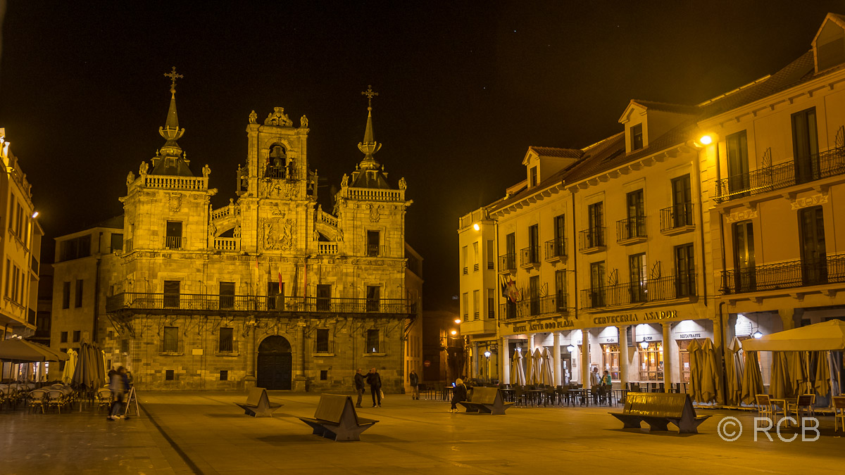 Astorga, Plaza Mayor und Rathaus am Abend