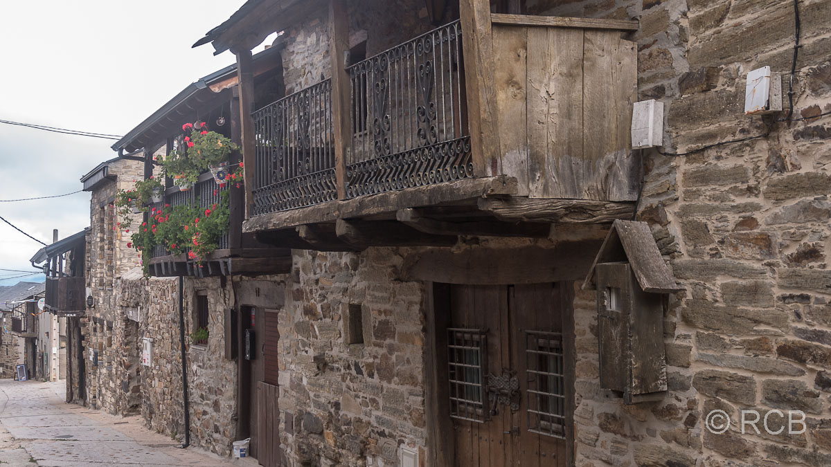 Balkone in der Dorfstraße in El Acebo