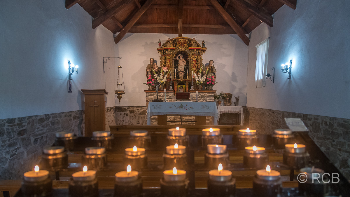Kerzen brennen in einer kleinen Kapelle