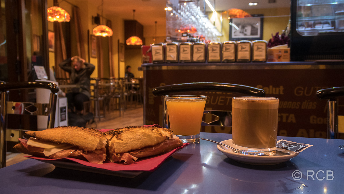 Bocadillo, Jugo de naranja und Café con leche - Pilgerfrühstück