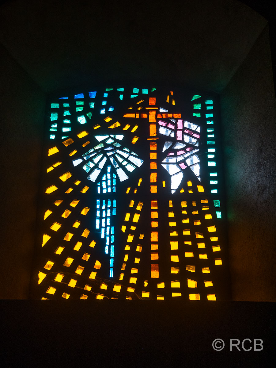 Cacabelos, modernes Glasfenster in der Kirche Nuestra Señora de la Plaza