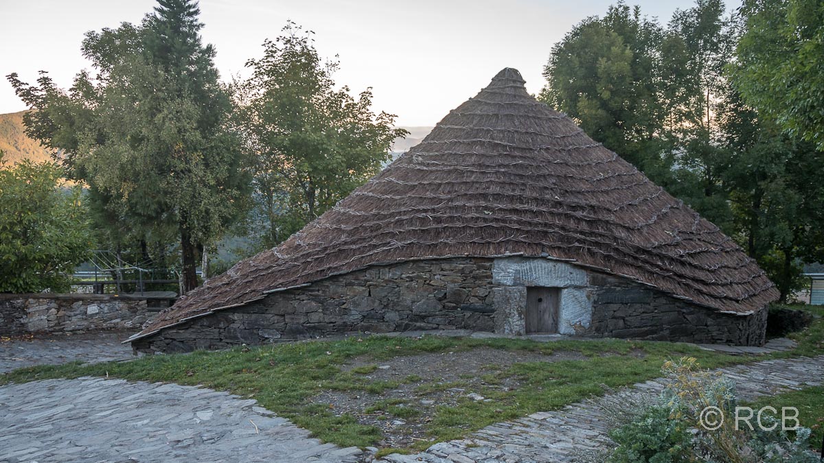 Palloza, eine galizische Hütte mit Strohdach