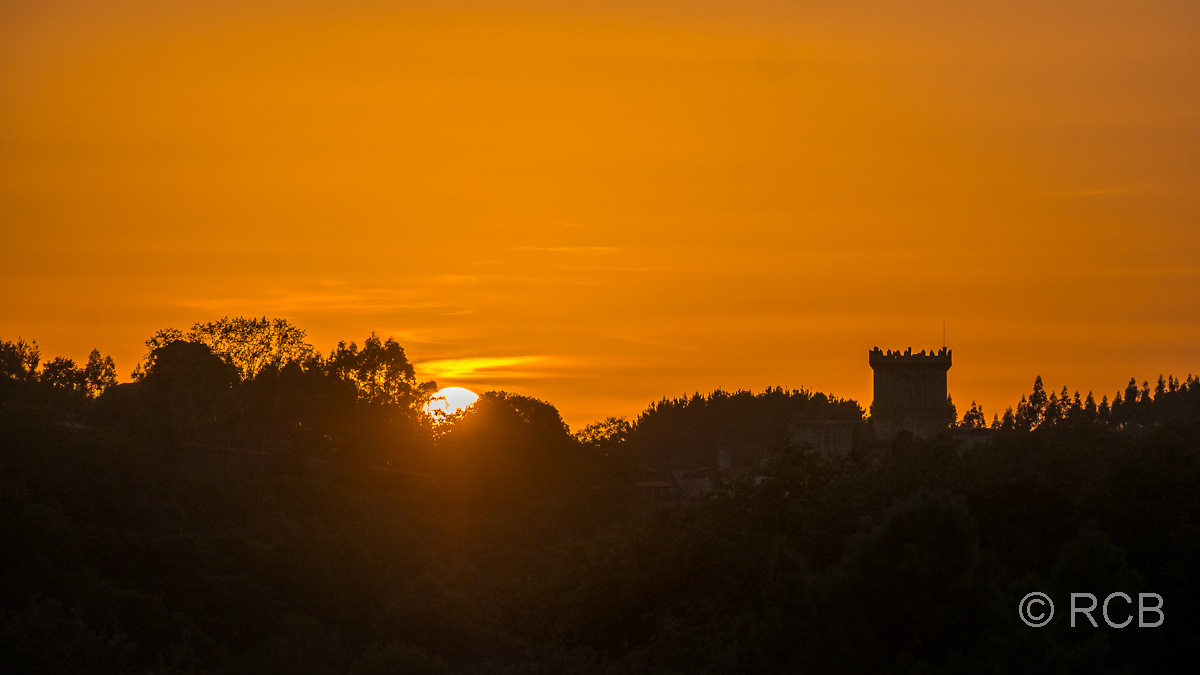 Sonnenuntergang hinter dem Castello de Pambre