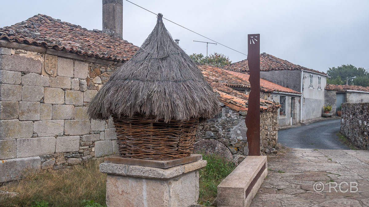 traditioneller Cabazo (Getreidespeicher) in Leboreiro
