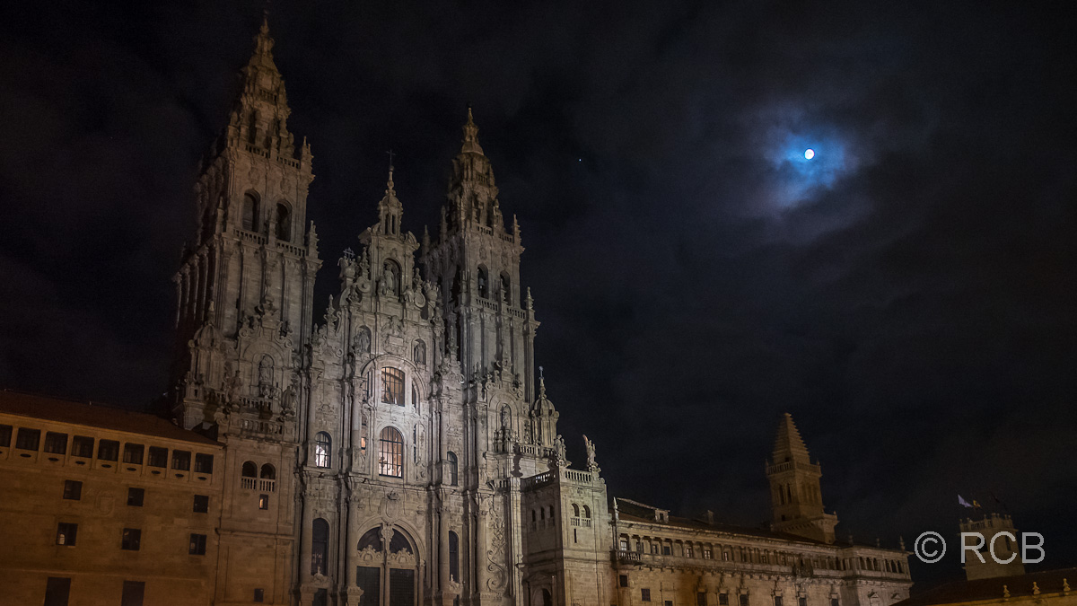 Mond über der Kathedrale von Santiago de Compostela