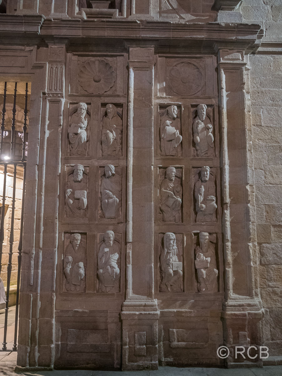 Reliefs an der Pforte der Vergebung (oder auch Heilige Pforte) der Kathedrale von Santiago