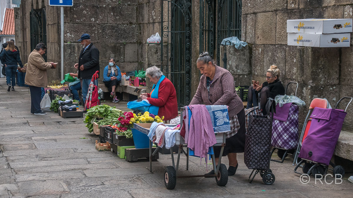 Kleinhändlerinnen vor den Markthallen