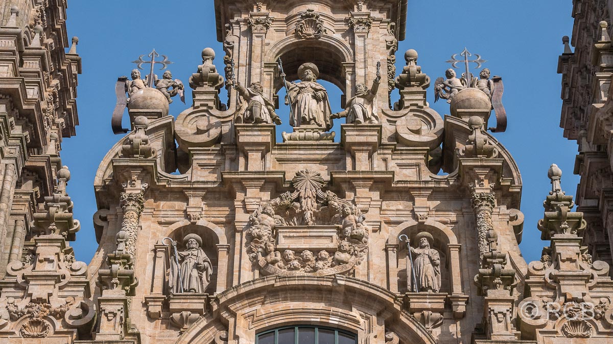 barocke Westfassade der Kathedrale mit Figur des Hl. Jakobus