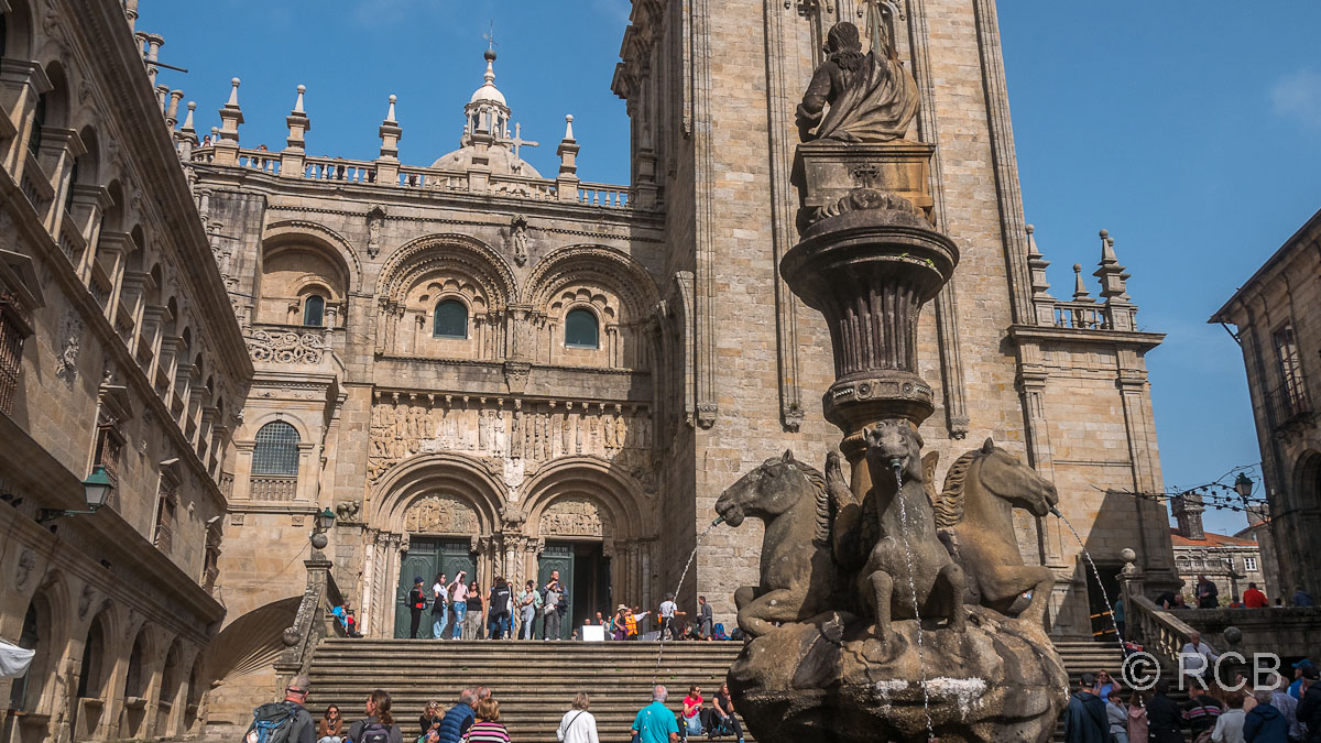 Pferdebrunnen und Praterías-Portal der Kathedrale