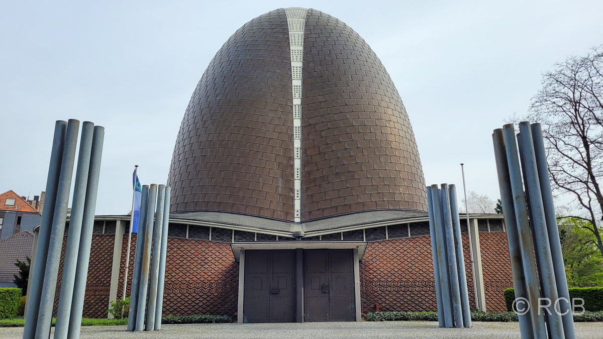 St. Rochus wird auch als Atommeiler, Halleluja-Gasometer, Gasballon oder St. Ei bezeichnet.