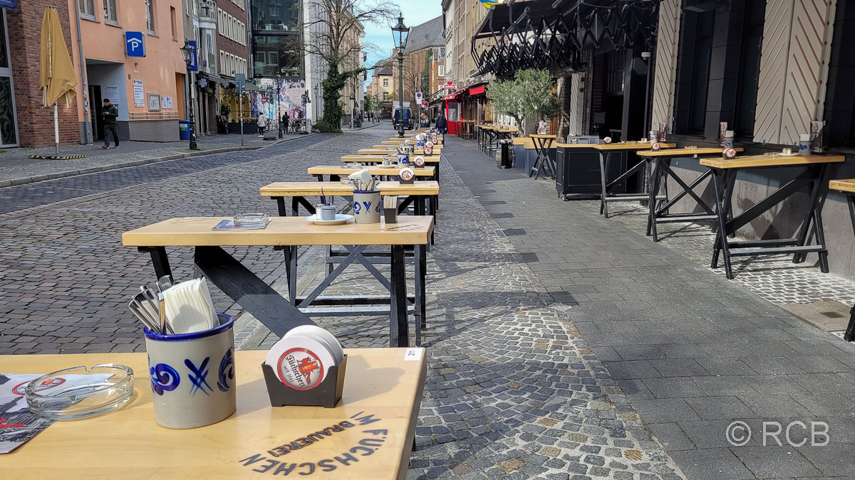 gedeckte Tische in einem Lokal in der Düsseldorfer Altstadt