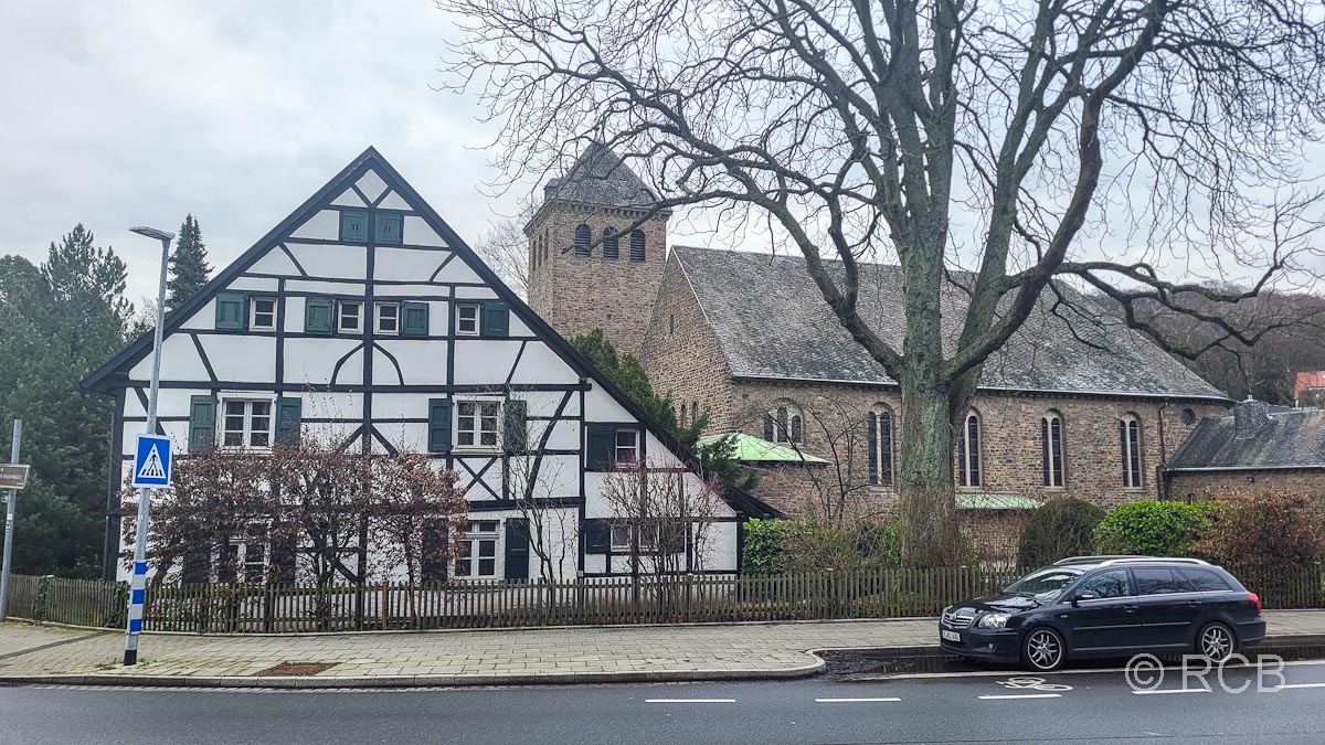 Kirche St, Joseph in Essen-Kettwig und Fachwerkhaus