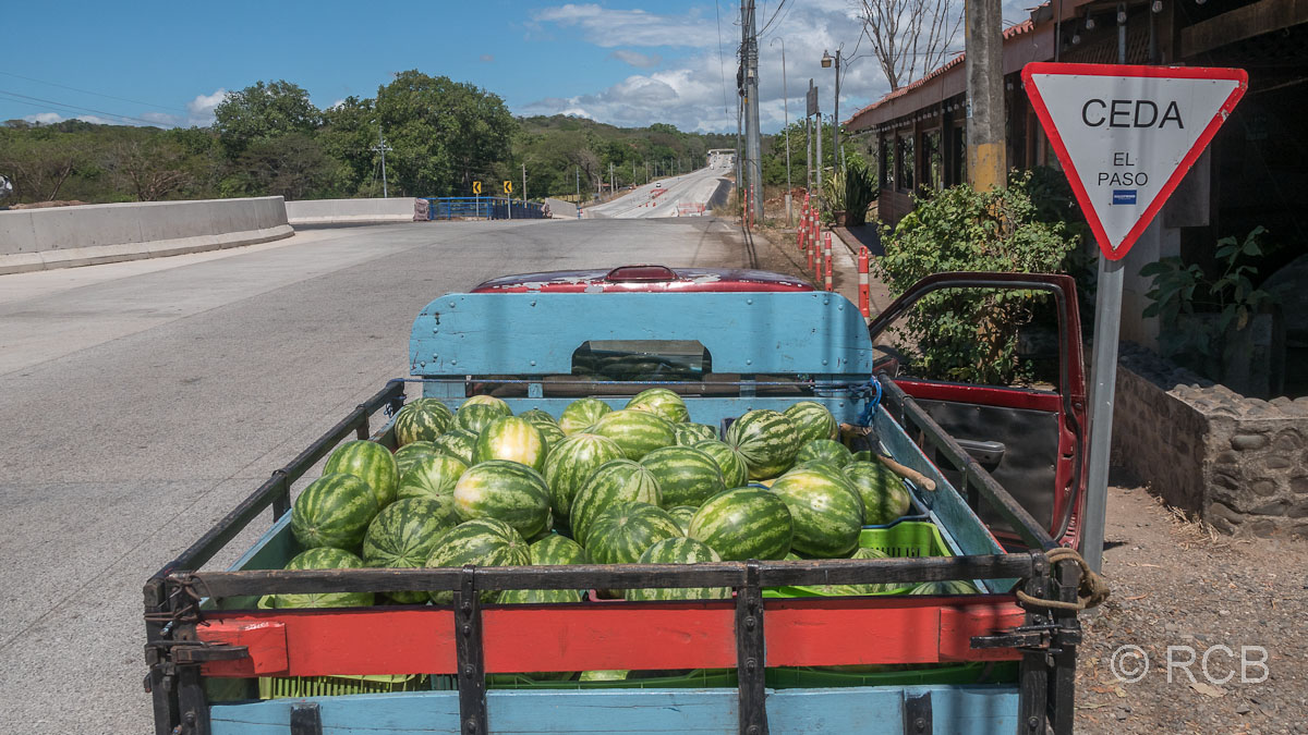 Straße mit Melonentransporter