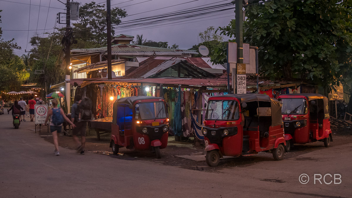 Abendstimmung in Puerto Viejo mit Tuktuks