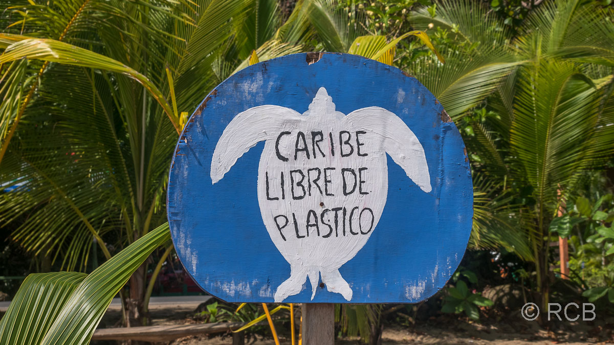 Schild mit dem Aufruf: Haltet die Karibik frei von Plastik!