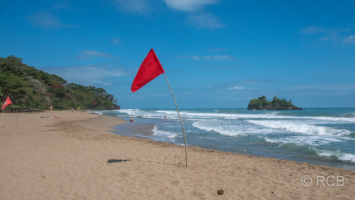 Rote Flagge am Strand