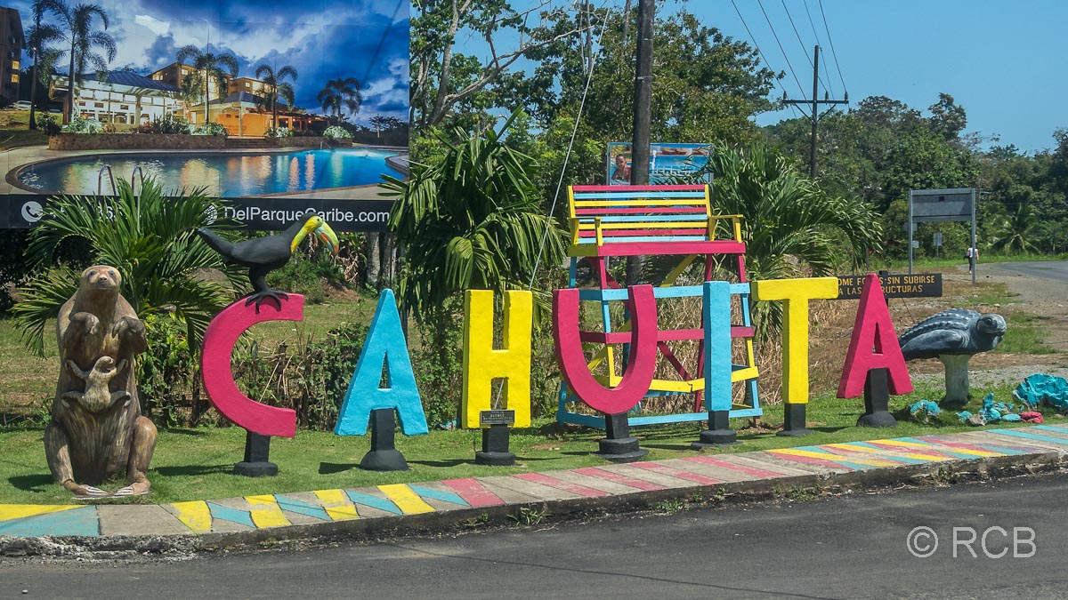 Schilder am Ortseingang von Cahuita