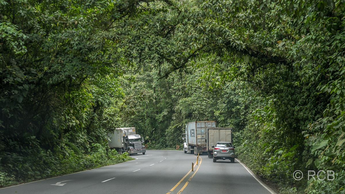 viel LKW-Verkehr auf der Fahrt durch den Braulio Carrillo-Nationalpark
