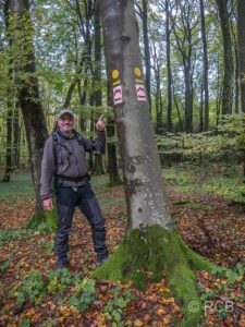 Wanderer an Wegmarkierung