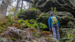 Wanderer bestaunt Felsen