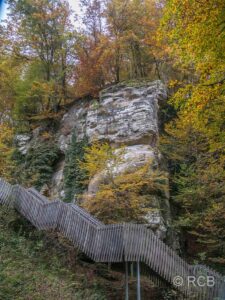 Treppe vor Fels