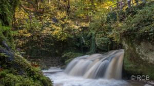 stark gefüllter Wasserfall