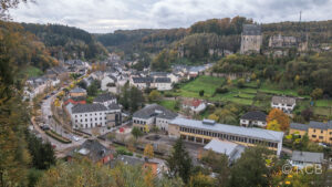 Blick auf eine Ortschaft mit einer Burg