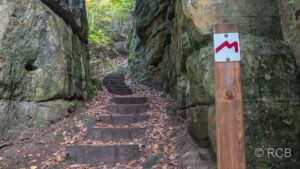 Wanderweg zwischen Felsen