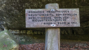 Schild mit Hinweis auf prähistorische Schleifrillen