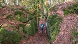 Wanderer zwischen Felsen