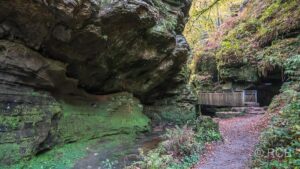 Steg, der zwischen Felsen hindurch führt