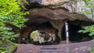 Wanderweg durch eine Höhle