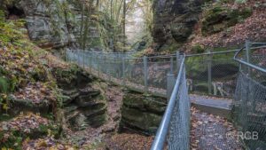 Hängebrücke in Felsschlucht