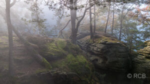 Aussichtsbank im Nebel