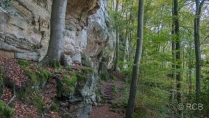 Weg entlang von Felsen