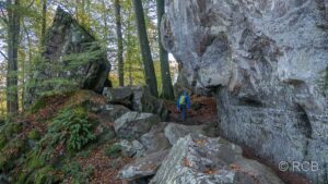 Wanderer unterhalb von Felsen