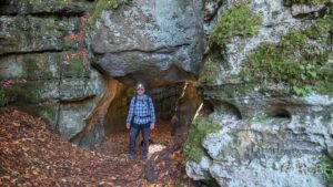 Wanderer unter einem Felsdurchgang