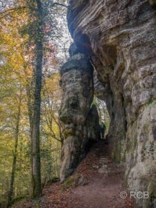 schmaler Durchgang im Fels