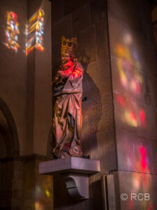 bunte Lichtreflexionen in einer Kirche