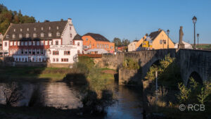 alte Brücke über die Sauer mit Blick nach Deutschland