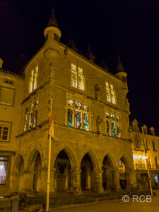 historisches Gerichtsgebäude am Abend