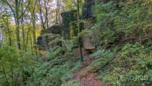 Wanderweg entlang von Felsen