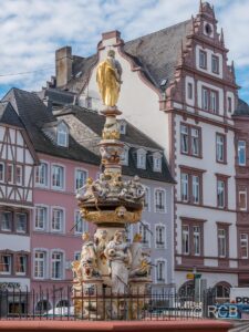 Petrusbrunnen am Hauptmarkt von Trier