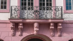 Balkon an einem rosa Haus