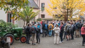 Weinprobe im Hof eines Weinguts