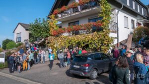 Menschen vor einem Weingut