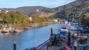 Moselhafen in Kues, im Hintergrund die Burg Landshut