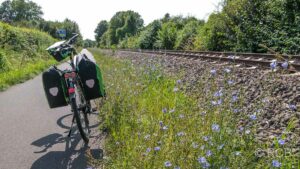 Radweg neben einer Bahnstrecke